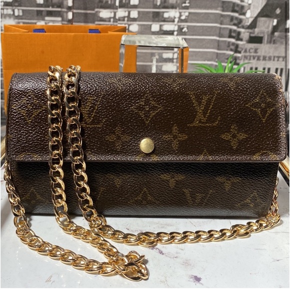 Louis Vuitton Monogram Sarah Wallet - Authentic - Picture 4 of 16